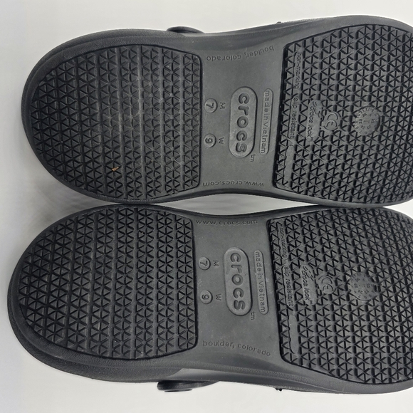Crocs - Unisex W9, M7 Black - Picture 11 of 11